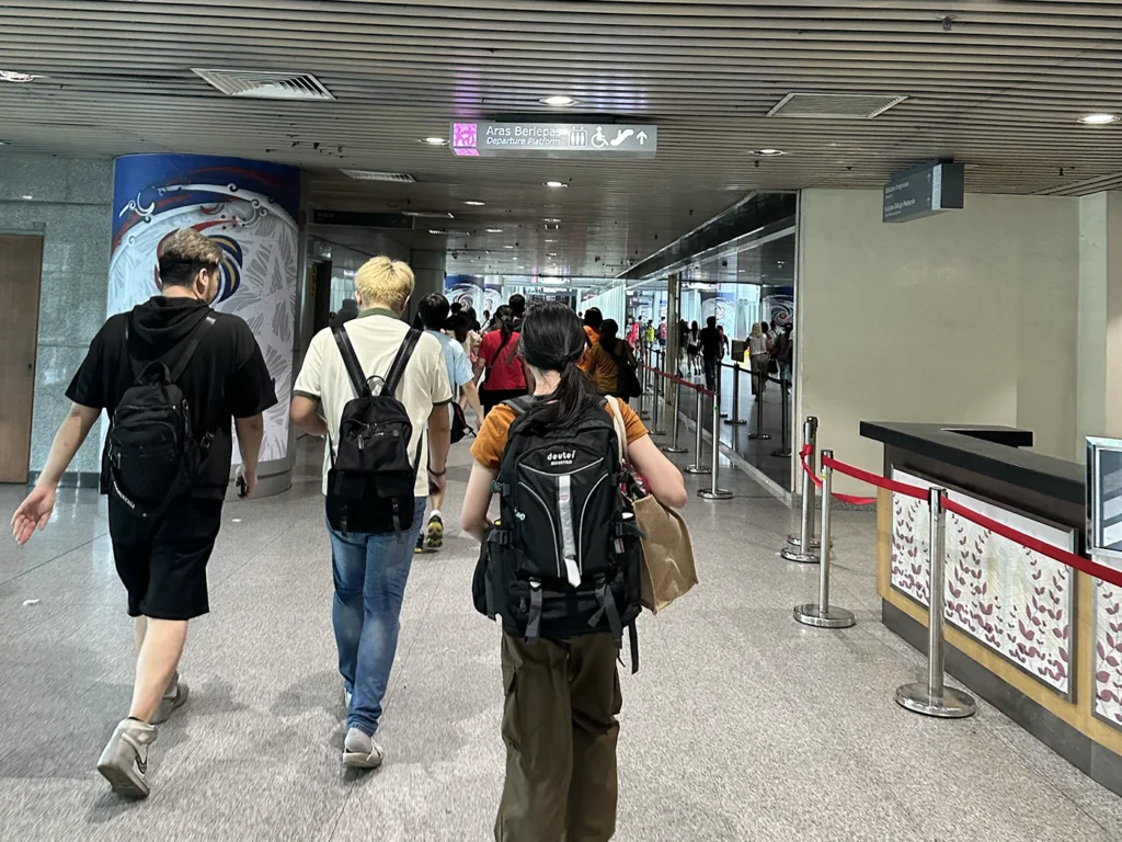 ジョホールバルでは人の流れについていけば大丈夫です。Just follow with other people at the Johor Bahru