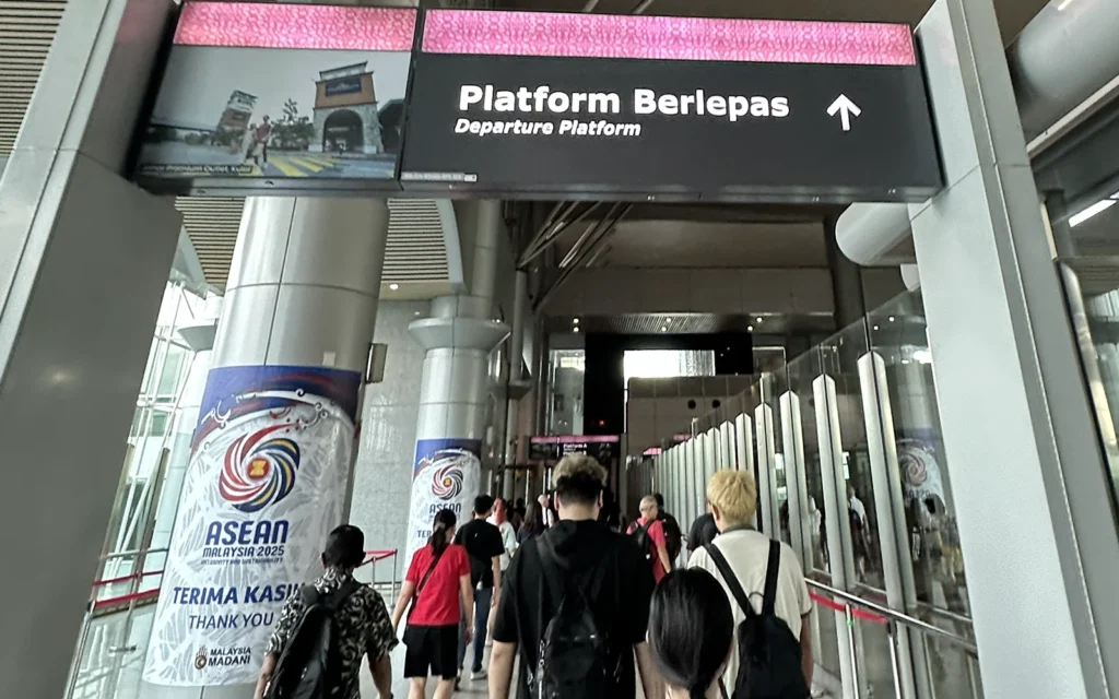 Departure Platform を目指して歩きます