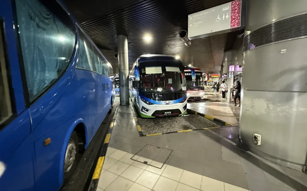 出国手続きが完了したので、再びバスに乗りJohor Bahruを後にします