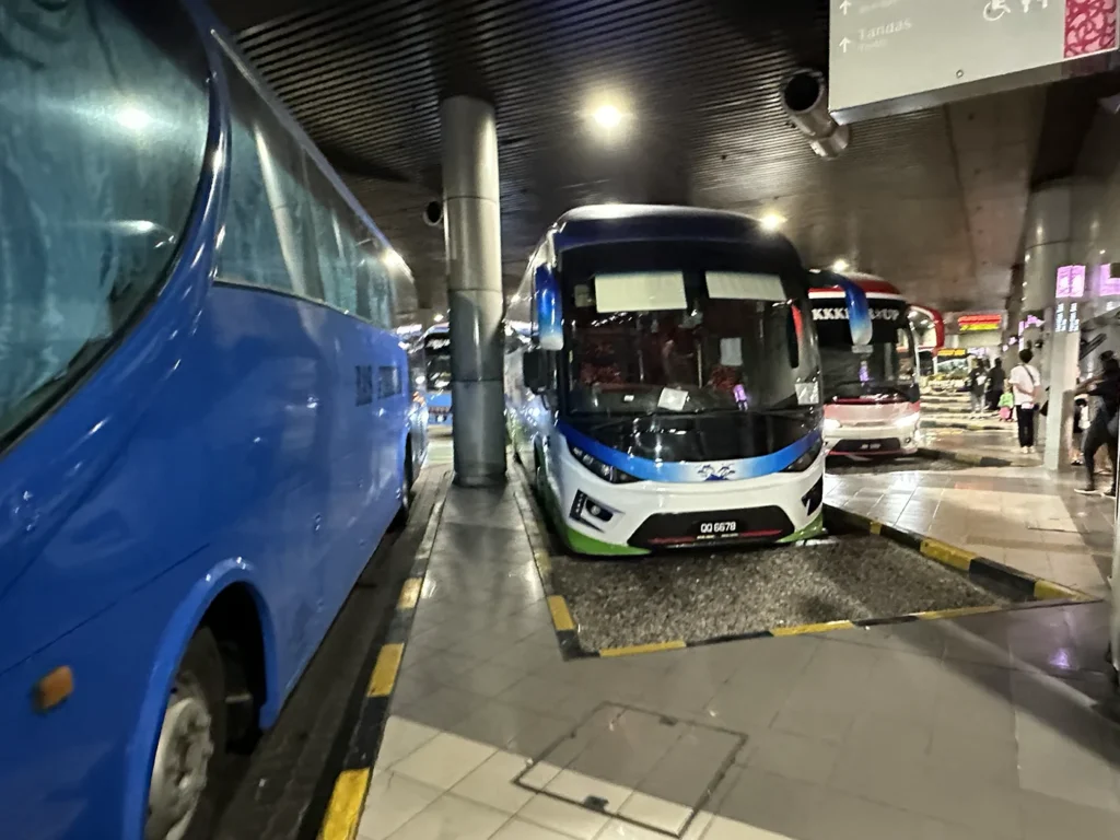 乗って来たバスに乗り込みましょう。マレーシアのジョホールバルを出国します。
Board your bus again and leave Malaysia.