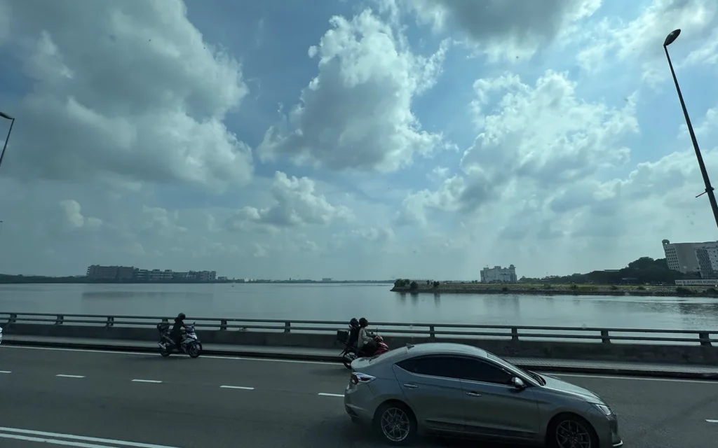 レーシア(Johor Bahru)とシンガポール(Woodlands)の国境にかかる橋を渡ります