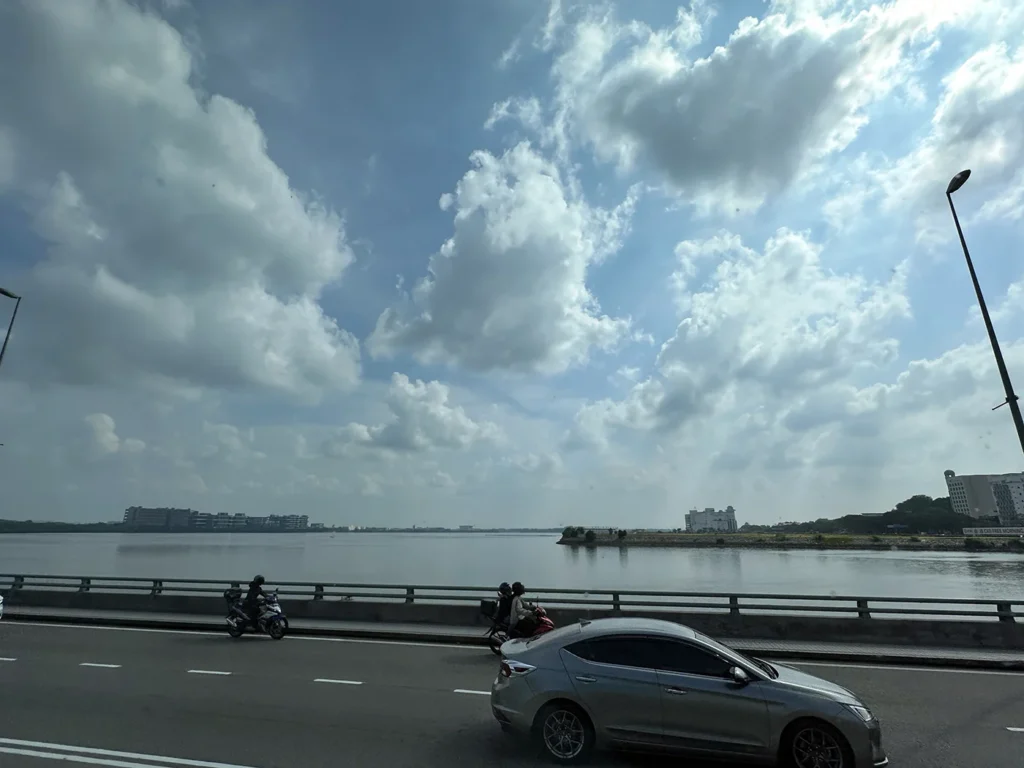 マレーシア（ジョホール・バール）とシンガポール（ウッドランズ）の国境にかかる橋を渡ります
Crossing the bridge on the boarder between Malaysia (Johor Bahru) and Singapore (Woodlands)