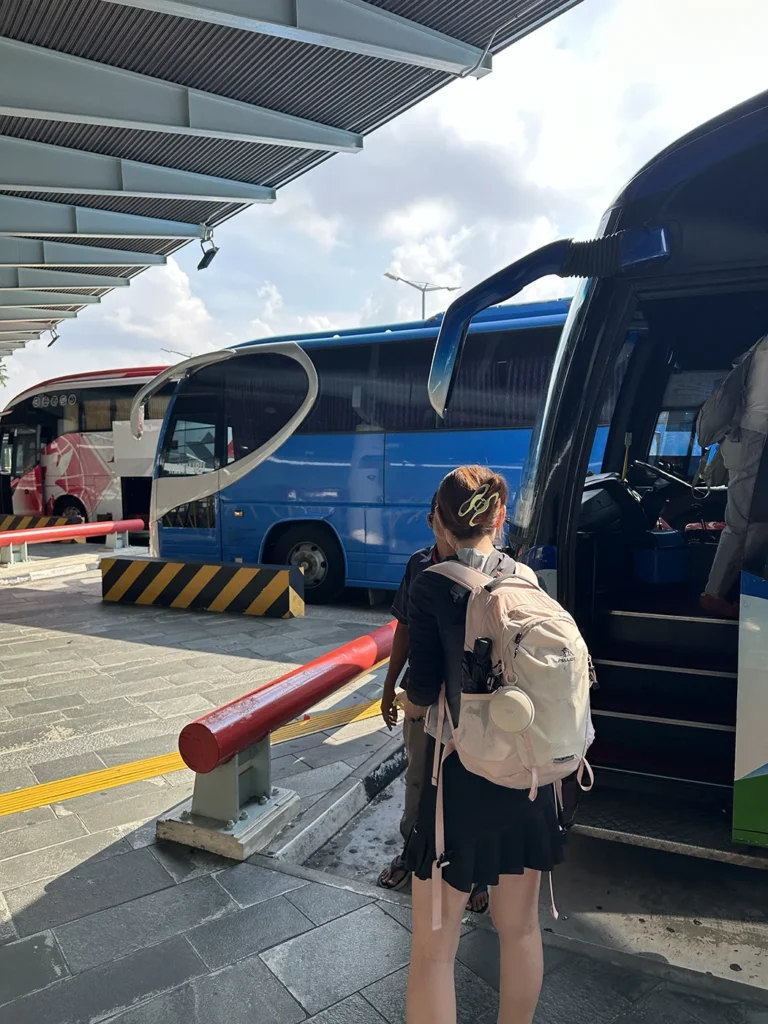 ウッドランズの入国審査後また同じバスに乗り込みましょう。シンガポール市内へ！
Pick the same bus after the immegration control at Woodlands. Go to the center of Singapore.