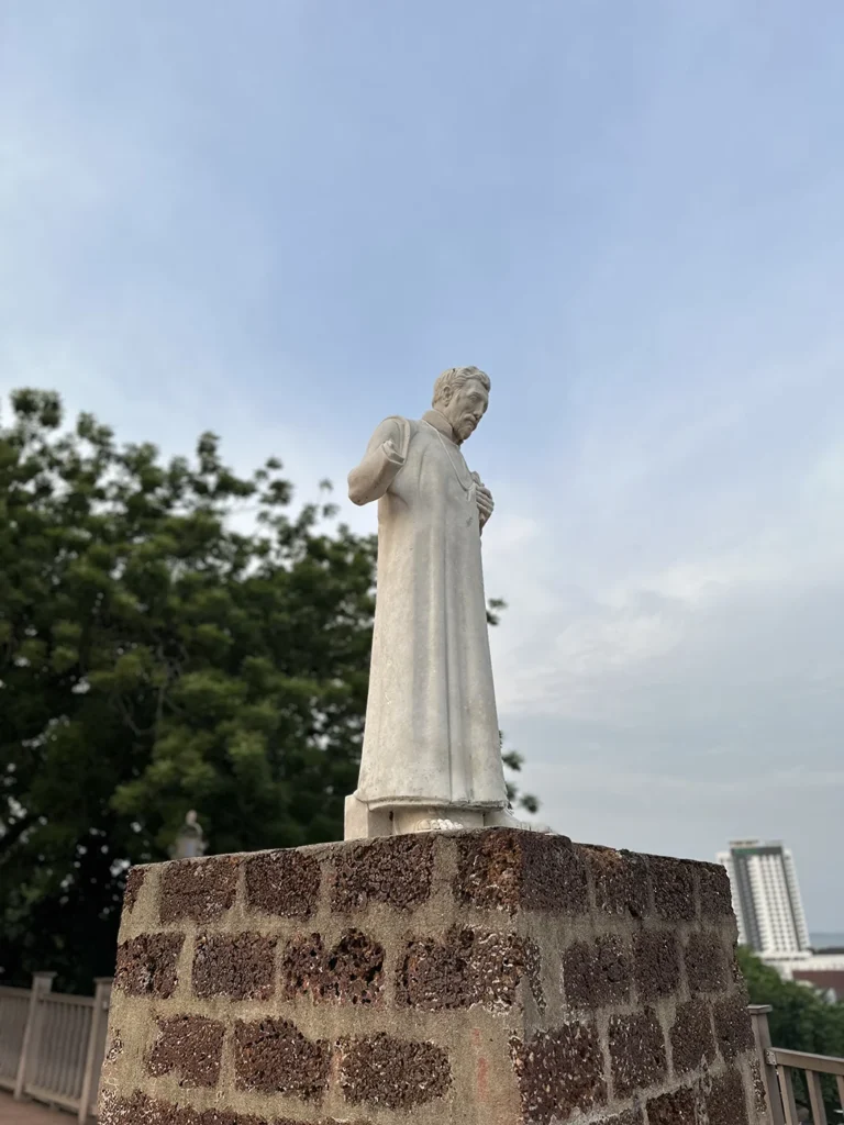 セント・ポール教会　Gereja St. Paul　の聖フランシスコ・ザビエルの像