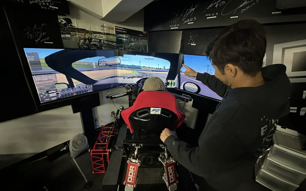 DDR AKIBA 伊藤鷹志さんによるシミュレーター指導風景　優しく教えてくれます