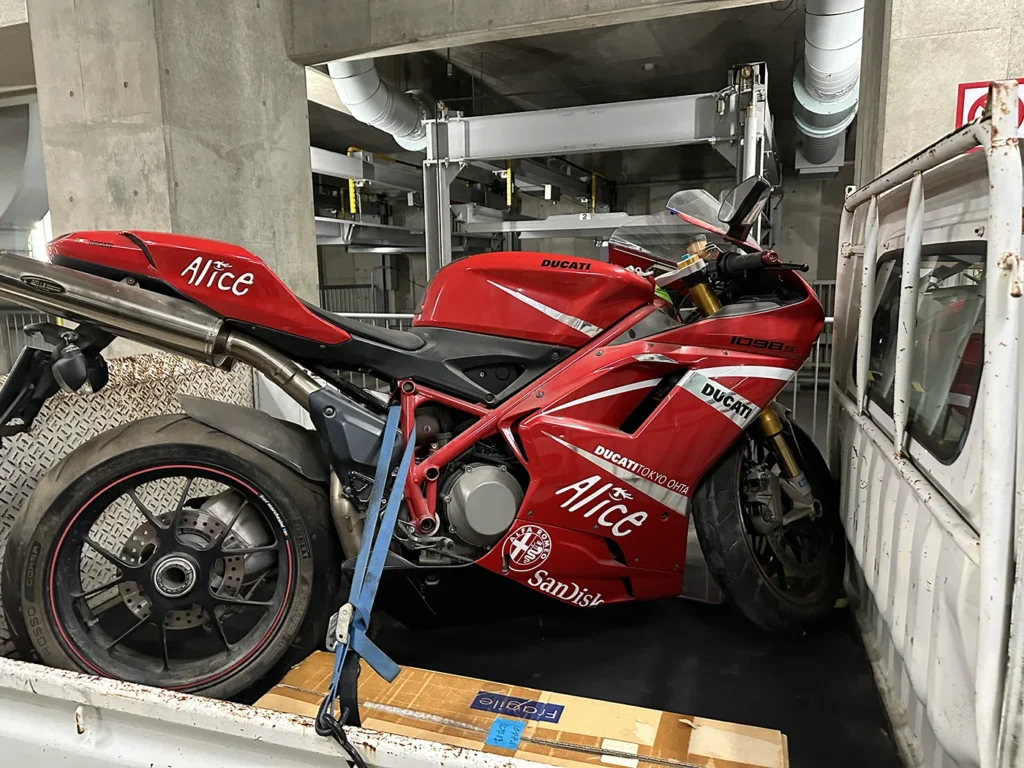 地下ガレージに到着した軽トラとDucati1098S