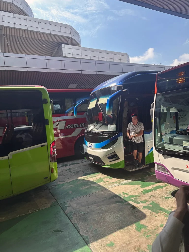 Johor Bahruに着いたら出国審査のためバスを降ります
Get off the bus at Johor Bahru to pass the Malaysia side boarder