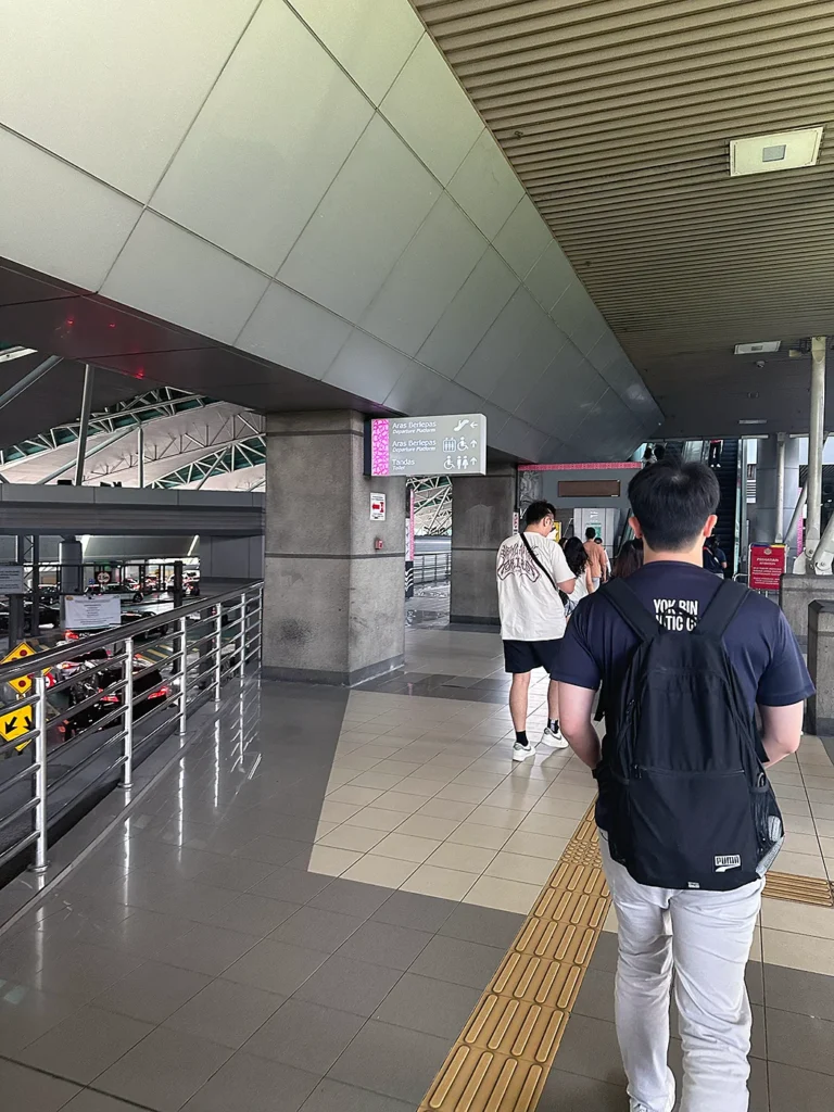 Johor Bahruでバスから降りた後、とりあえず人の流れについていきましょう Following other peoples to get the boarder controle