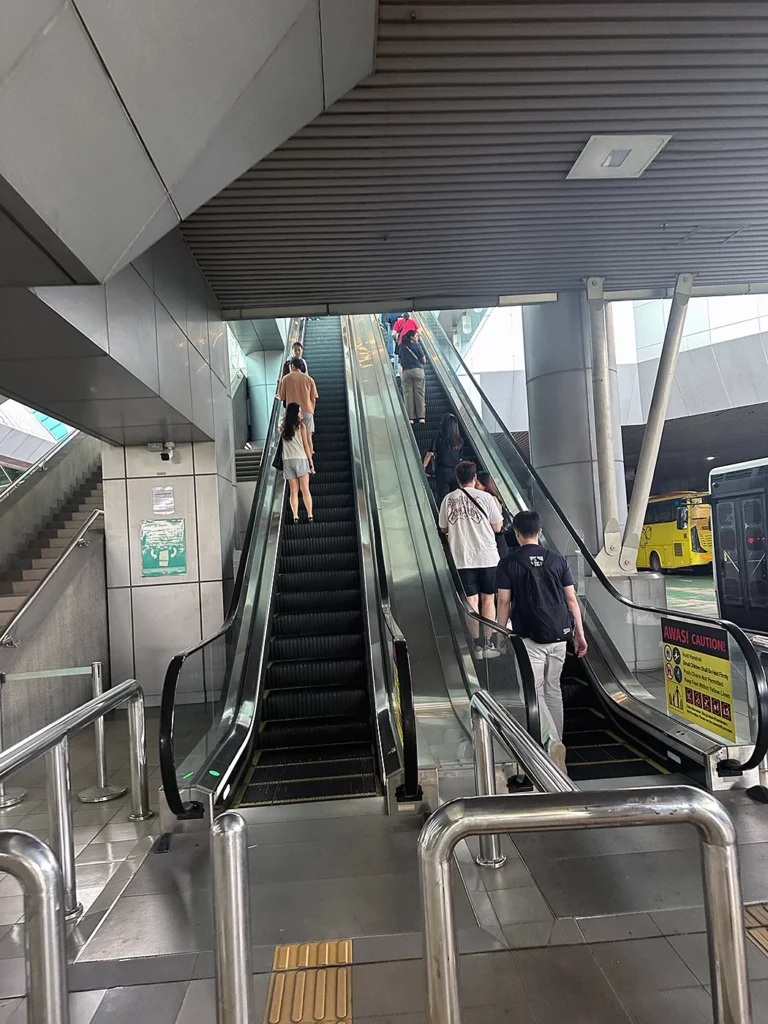 Johor Bahruでバスを降りた後エスカレータを登っていきます
Go up the escarator 