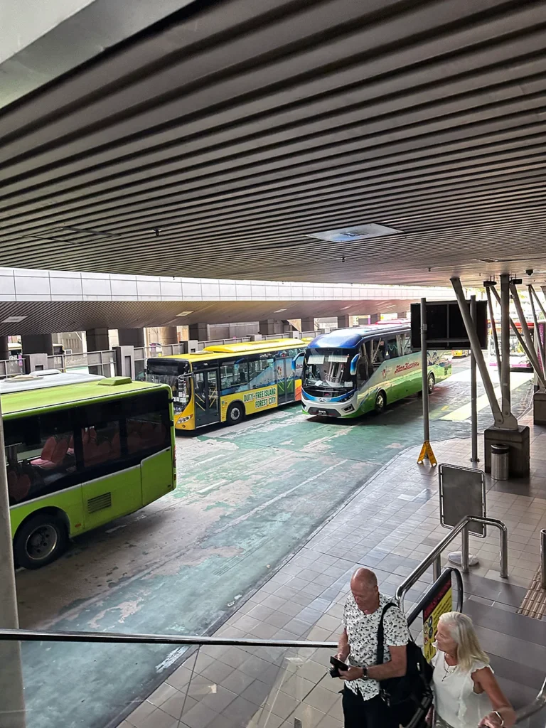 Johor Bahruに着いてバスを降りたら、バスが走っていってしまいました
My Bus is moving!!