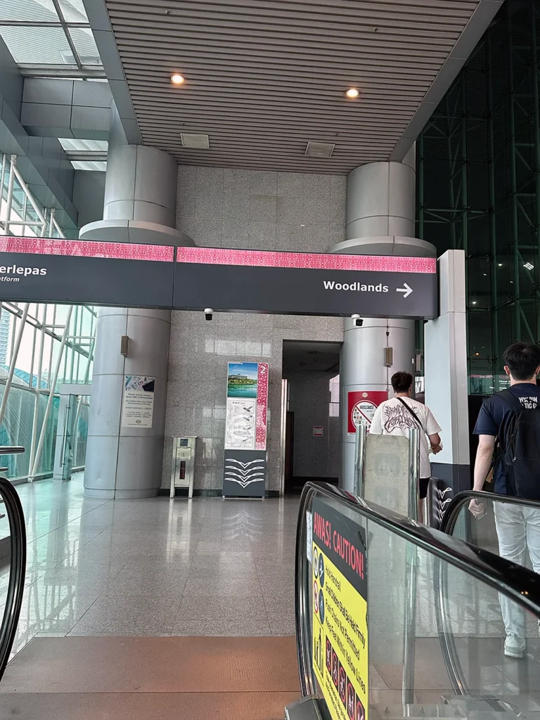 Woodlandsを目指して進みましょう
Head for Woodlands