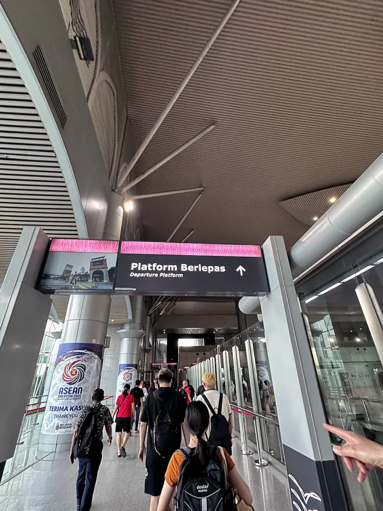 出発プラットフォームを目指しましょう
Hear for Boarding Platform