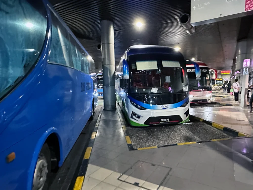 出国手続きが完了したので、再びバスに乗りJohor Bahruを後にします
After passing the boarder control, board your bus again to the goal