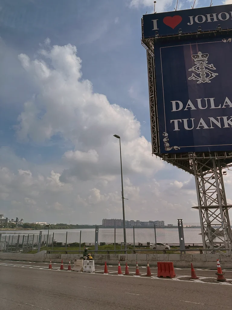 マレーシア側Johor Bahruとシンガポール側Woodlandsを結ぶ橋を渡ります
View from the bridge between Johor Bahru and Woodlands