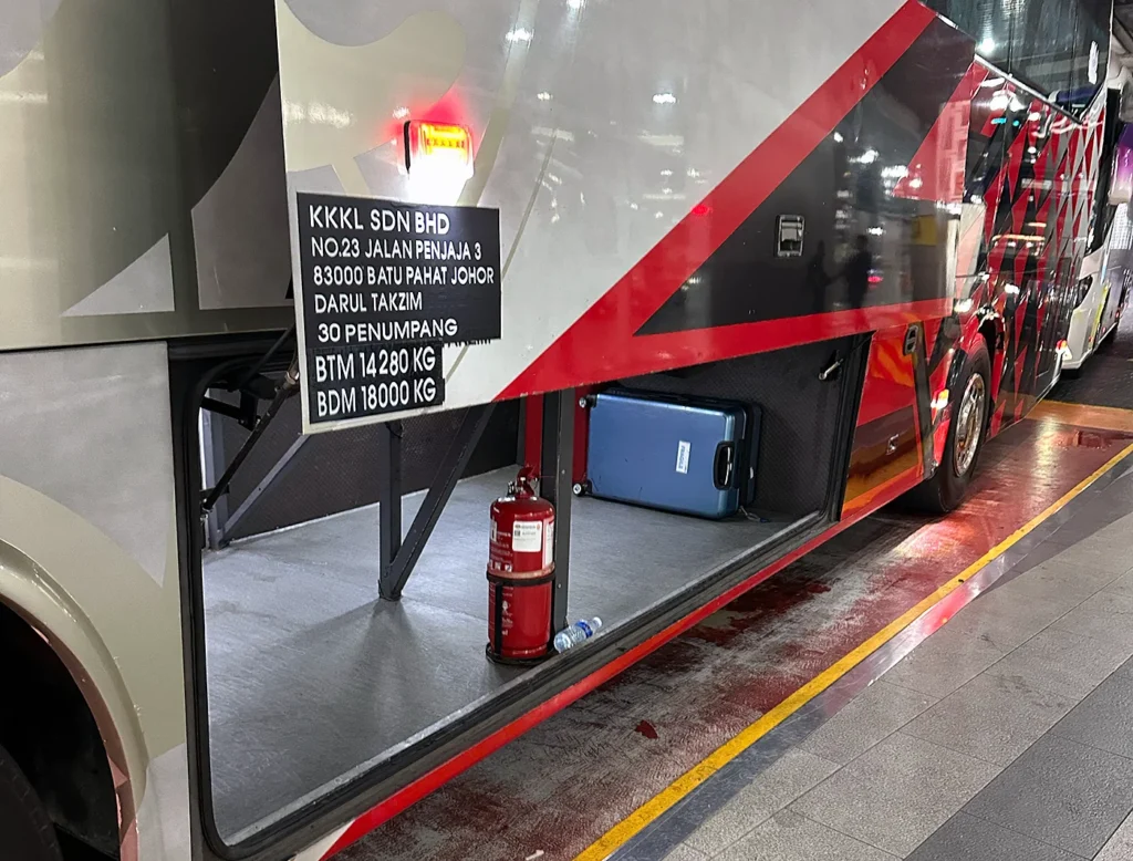 バスの下部にある荷物積載スペース　かなりの量を積めますよ
Cargo space under the KKKL Bus