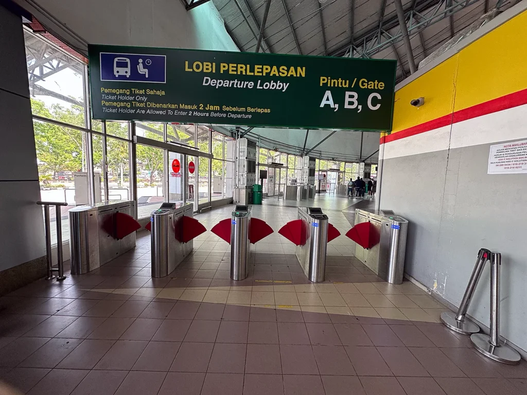 Melaka Sentralの出発ラウンジへの入り口、反対側もこんな感じ
Gate at the boarding lounge