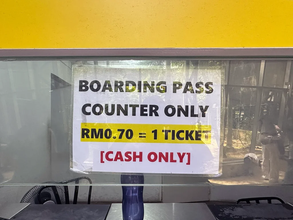 Melaka Sentralのチケットカウンターでの表示。チケット交換に現金が必要です。
Require RM 0.70 to get a boarding pass. CASH ONLY