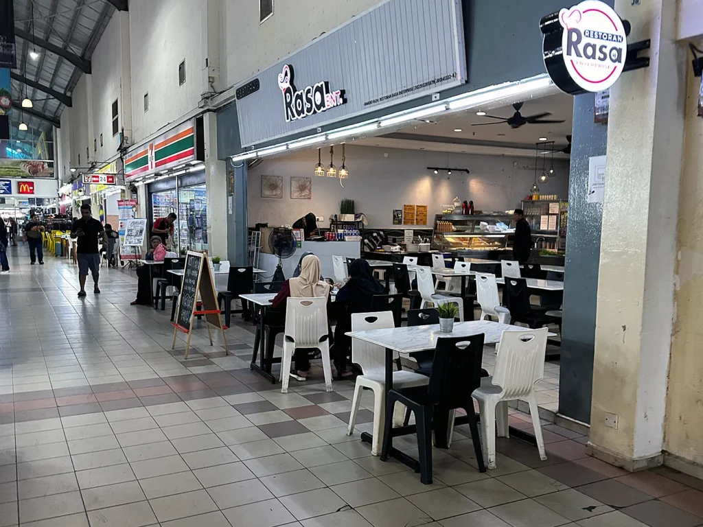 Melaka Sentralにはコンビニやレストランもあるので十分時間が潰せます
There are some shops and restaurants at Melaka Sentral