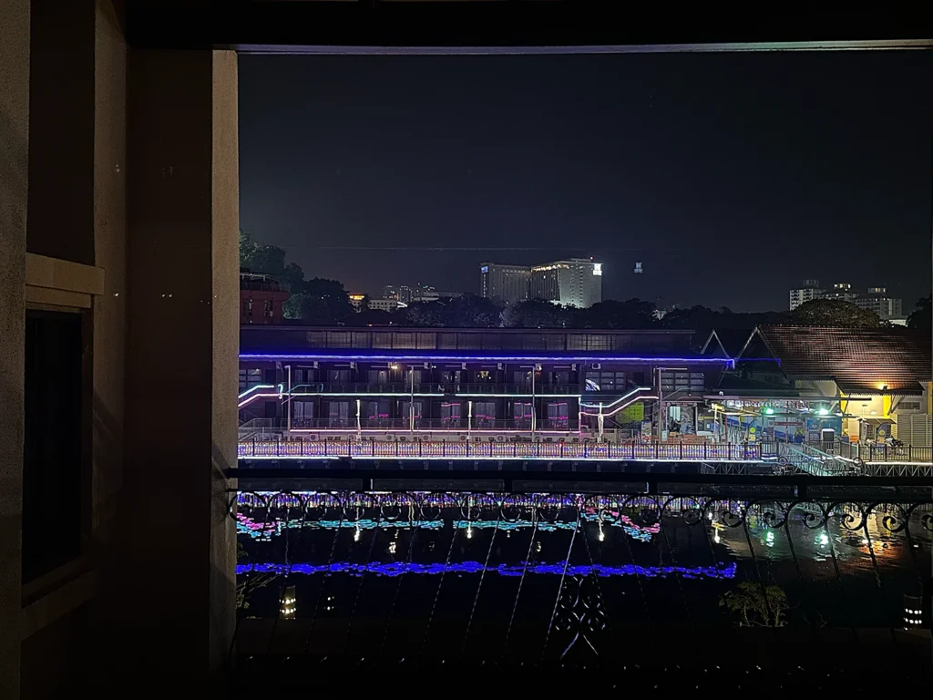 深夜のマラッカ側をCasa del Rioから Mightnight view from valcony Casa Del Rio