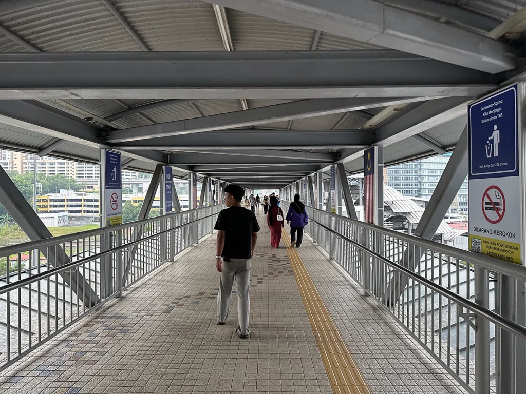 Grabの降り場からTBS（Terminal Bersepadu Selatan）に向かうには陸橋を渡ります。Over pass at TBS