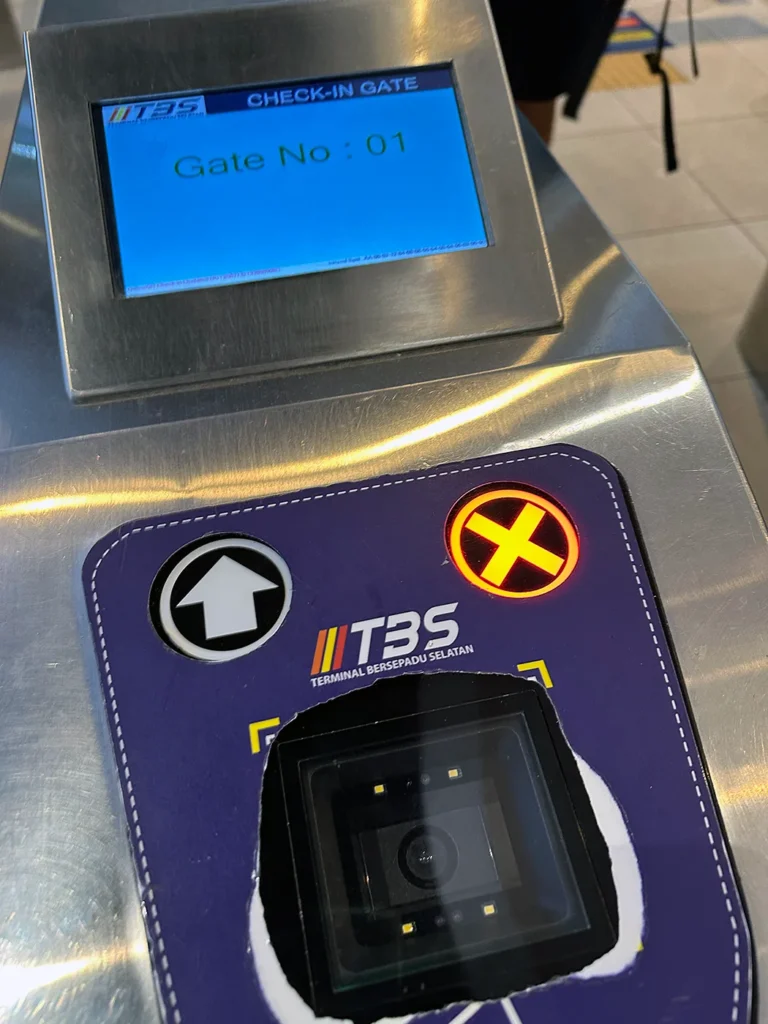 TBS（Terminal Bersepadu Selatan）でQRコードをスキャンするゲートの写真　QR code scanner at the boarding lounge gate