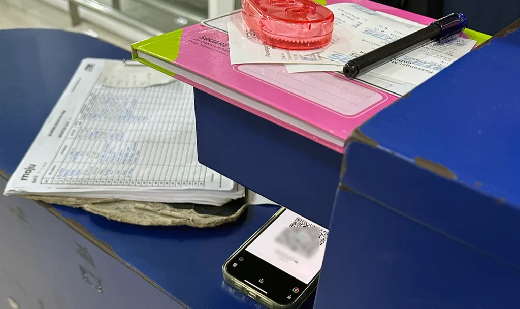 Scan your ticket at boarding gate. 乗車にはもう一度QRコードをスキャンします。TBS（Terminal Bersepadu Selatan）