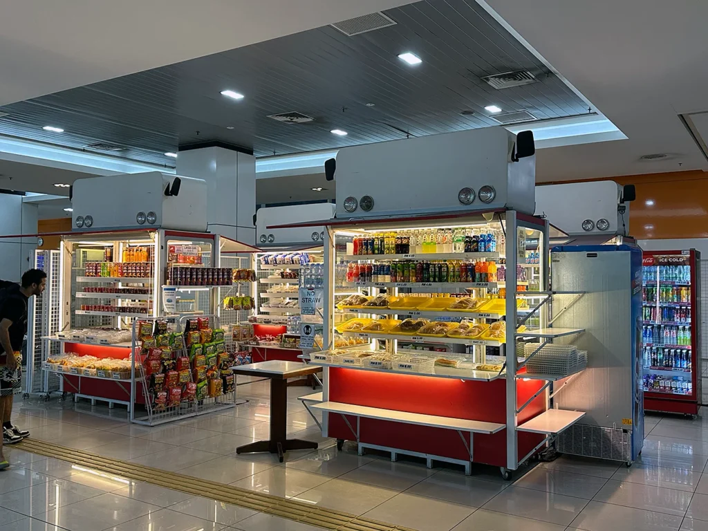 TBS（Terminal Bersepadu Selatan）の待合ロビーにある売店の様子 Shops at the boarding lounge