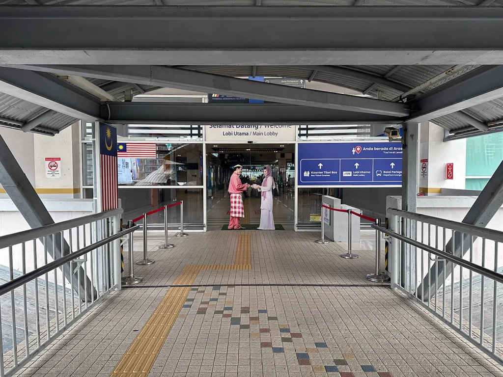 TBS（Terminal Bersepadu Selatan）のエントランス自動ドアの絵が面白いですね。Welcome auto door at TBS