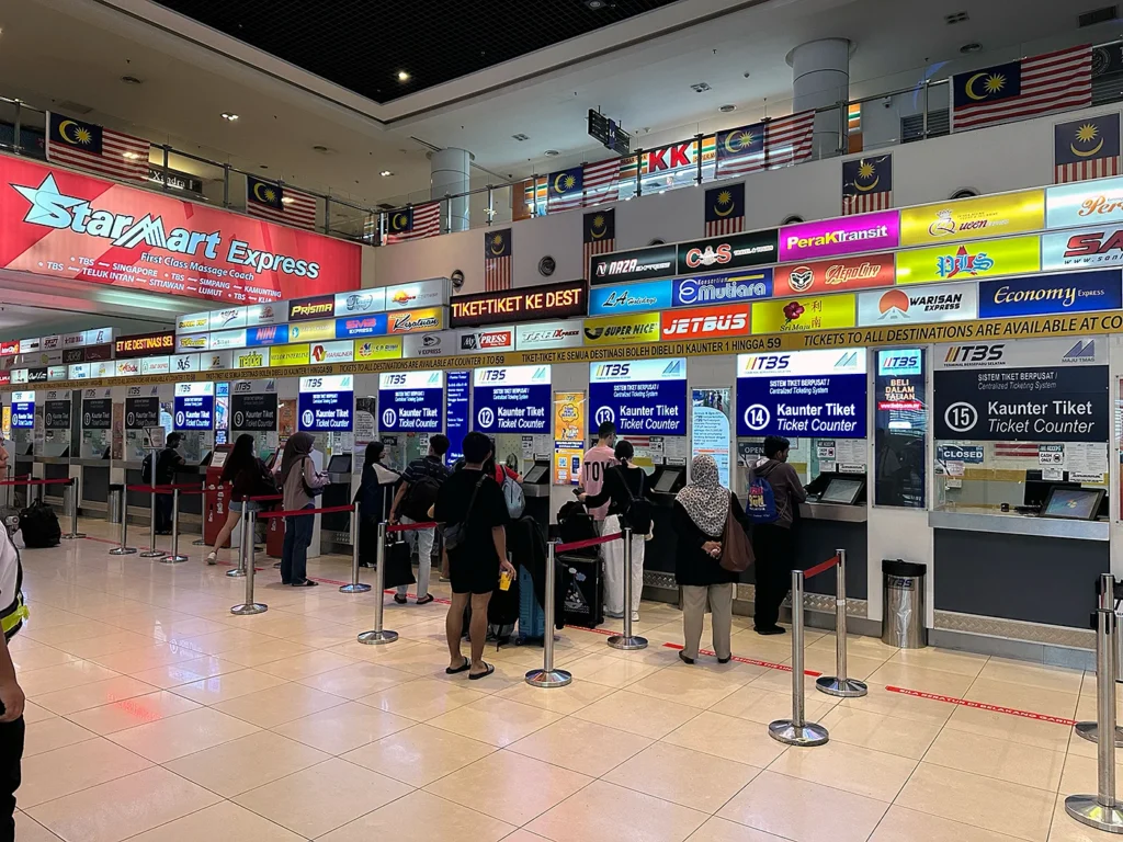 TBS（Terminal Bersepadu Selatan）のチケットカウンター Ticket counter