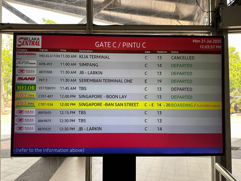Melaka Sentralの時刻表 Time table monitor