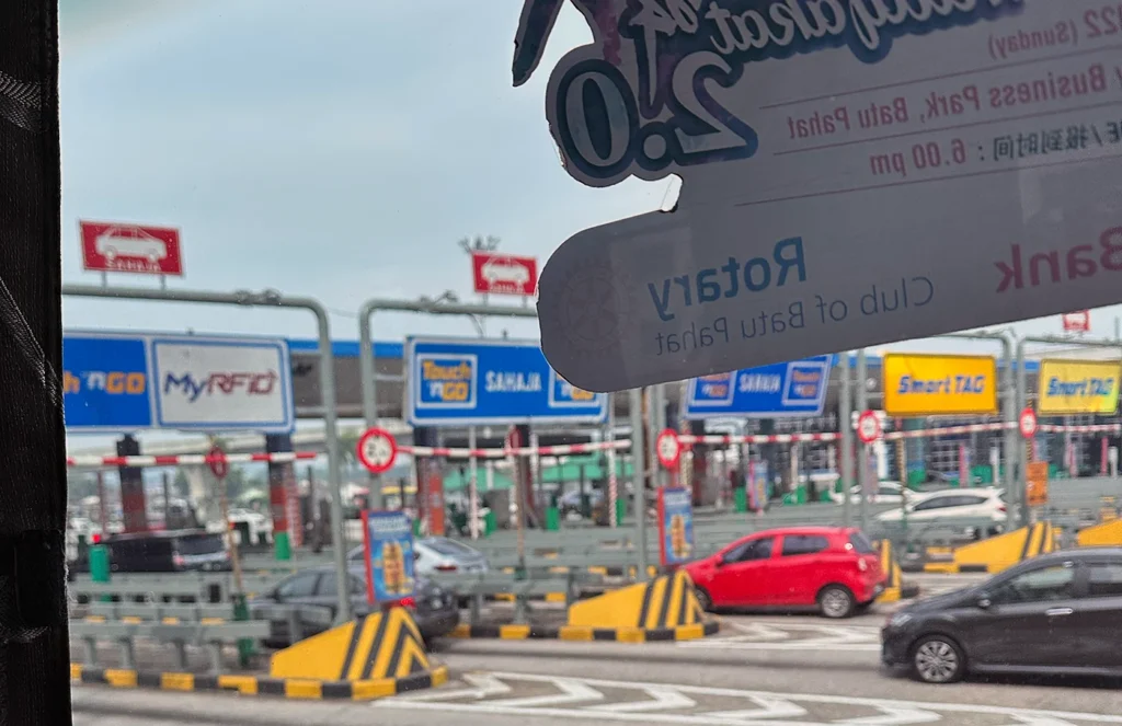 クアラルンプールからマラッカに向かう高速道路の入口ゲート
Highway gate from KL to Melaka