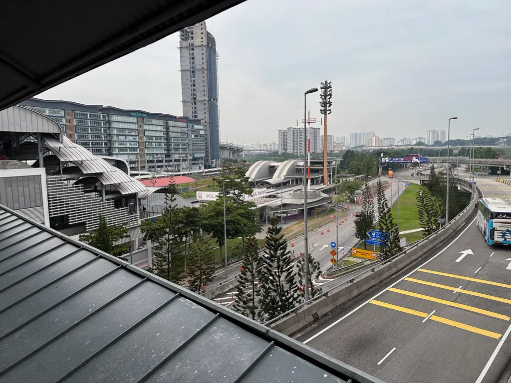 陸橋からはTBS（Terminal Bersepadu Selatan）が見えます。View from the over pass of TBS