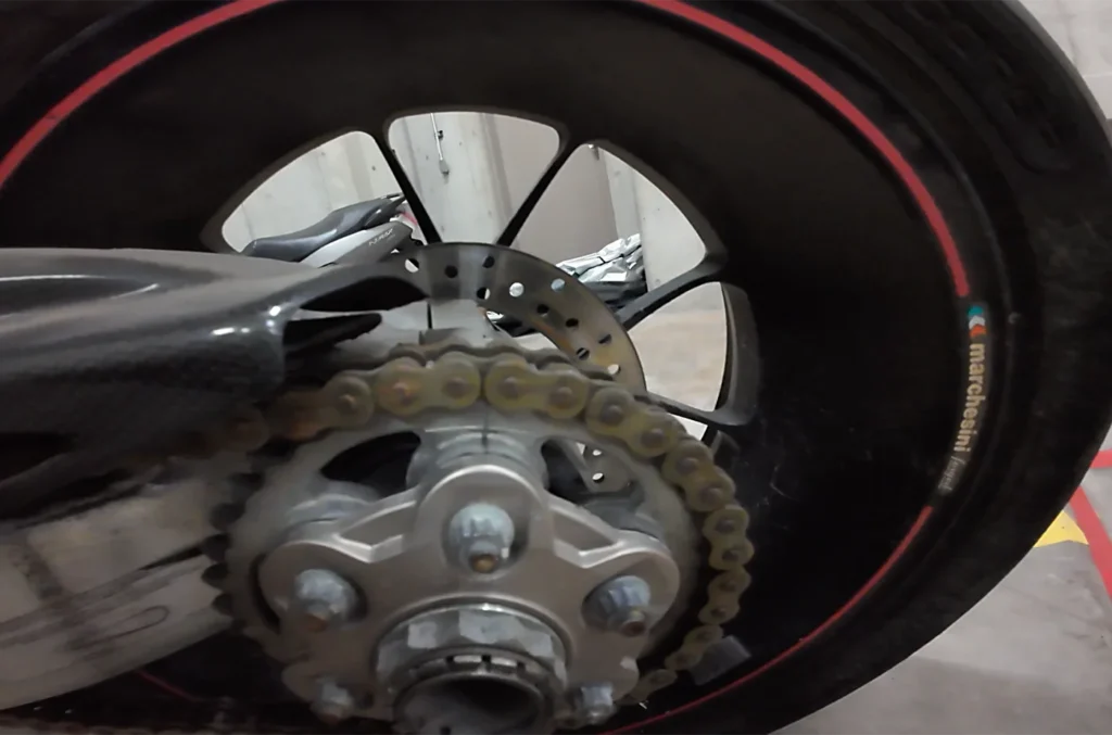 Ducati Super Sport 1098S の　リアハブ付近。チェーンやボルト類に錆がある