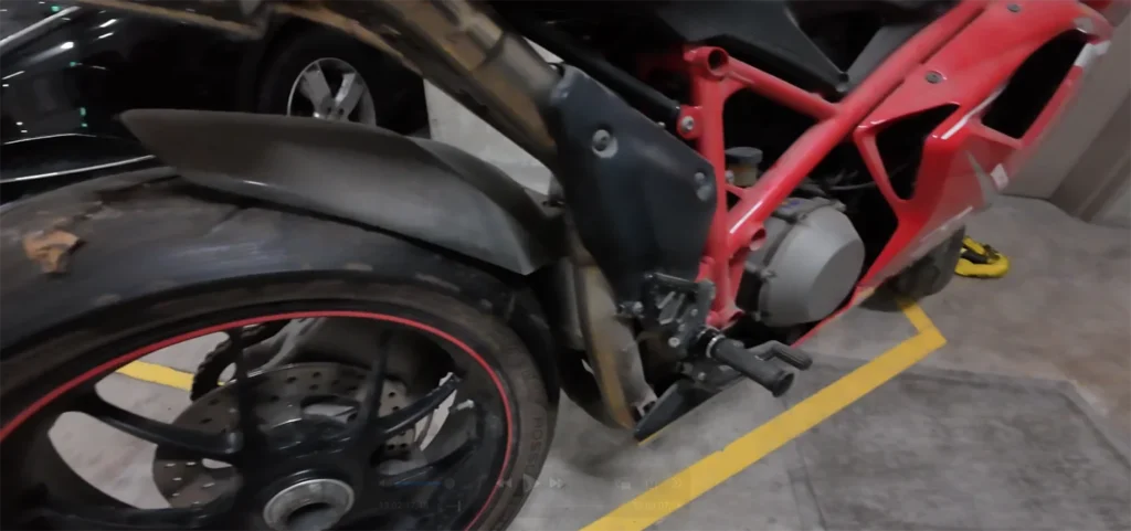 引き上げてきたDucati Super Sport 1098Sの右側面　埃だらけ