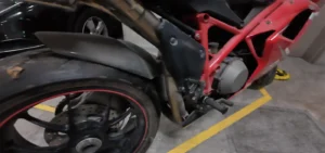 引き上げてきたDucati Super Sport 1098Sの右側面　埃だらけ