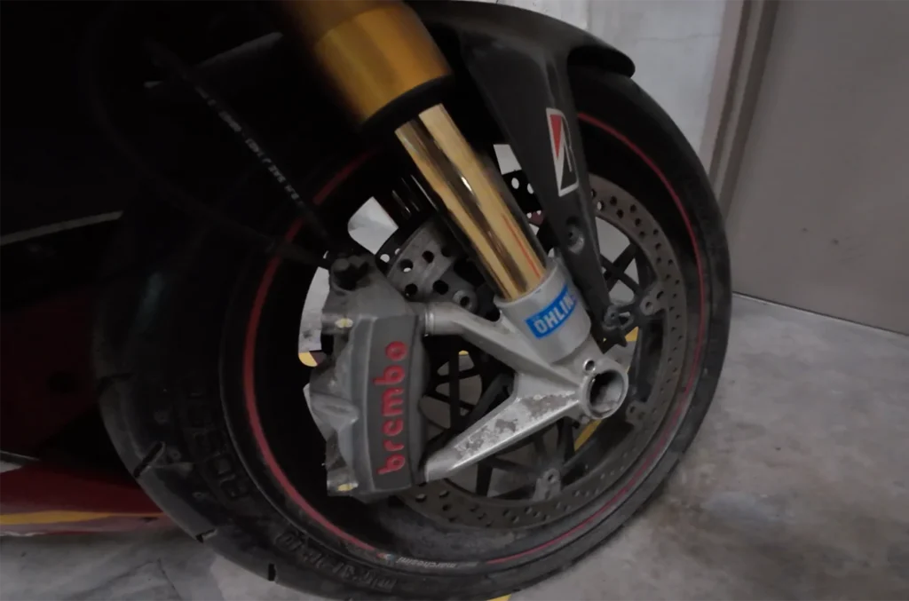 Ducati Super Sport 1098S のフロント周り　汚れが目立つ　ブレンボのブレーキキャリパーがかっこいい。