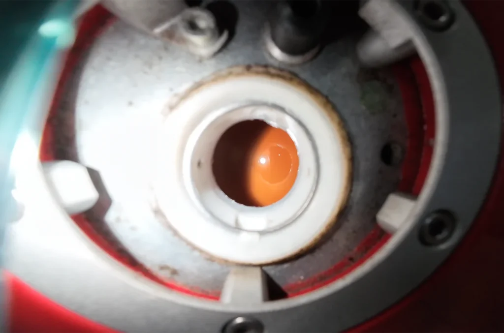 Ducati Super Sport 1098S のガソリンタンク内。なんか思ったよりガソリンが澄んでいました。安心