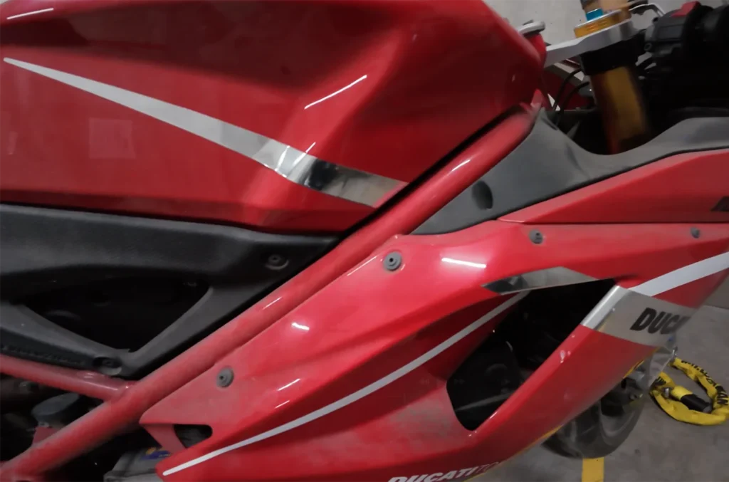 Ducati Super Sport 1098S の右側カウル周り。埃だらけだけど傷はなさそう