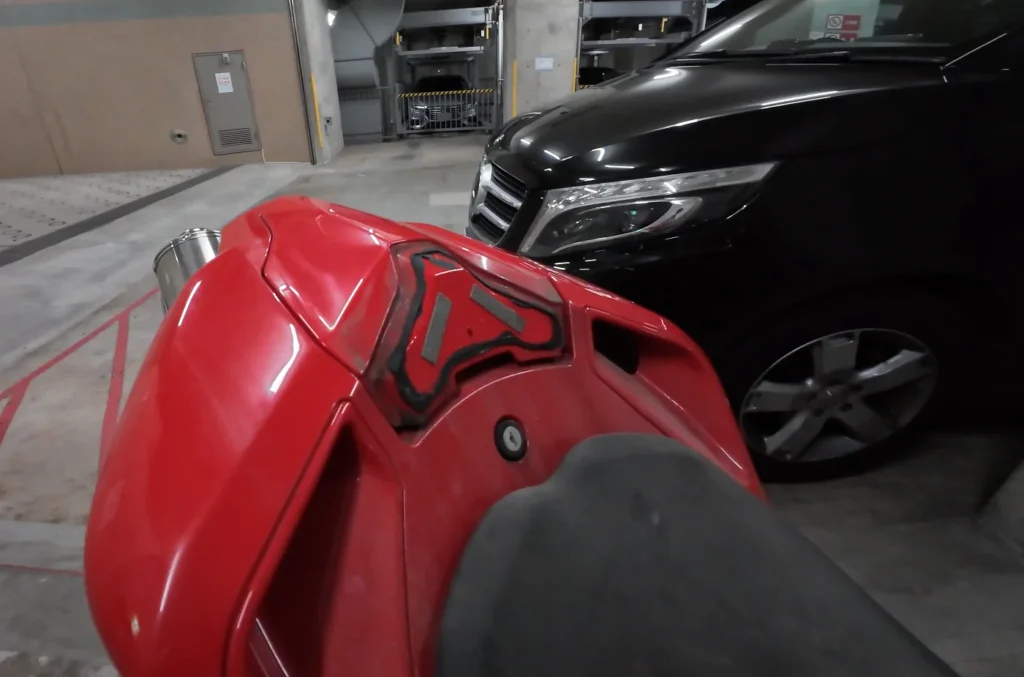 Ducati Super Sport 1098S のシングルシートカウルカバー。シートストッパーをもぎ取ってしまった