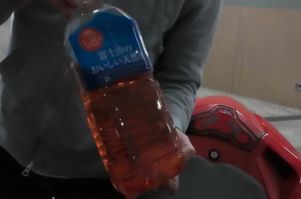 Ducati Super Sport 1098S のガソリンをペットボトルに詰めました。