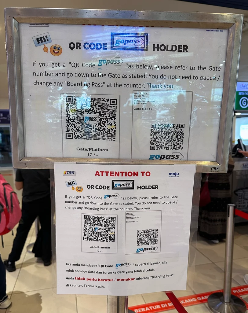 TBS（Terminal Bersepadu Selatan）でのQRコードに関する注意書き No need to get boarding pass if you have a QR code