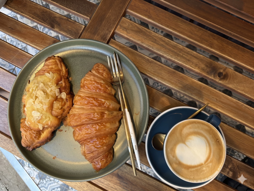 香港 カフェ FRENCHIES コーヒー クロワッサン 朝食