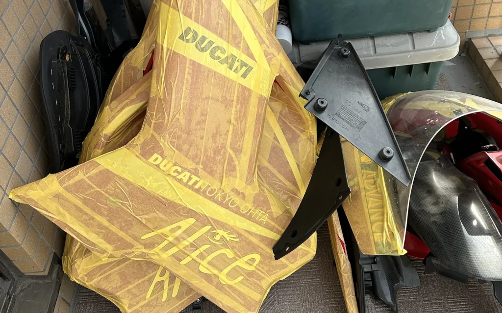 Ducati 1098S 外装パーツ  マスキングテープで保管前処理