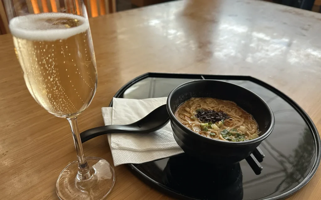 香港空港 キャセイパシフィック ヌードルバー 担々麺