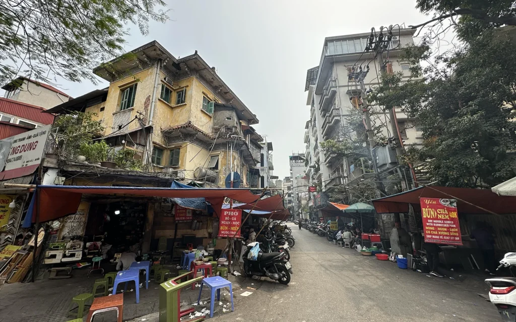 ハノイ旧市街の路地。屋台
