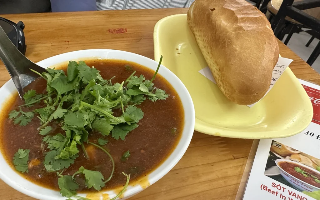ハノイ Banh mi Tram フランスパン シチュー
