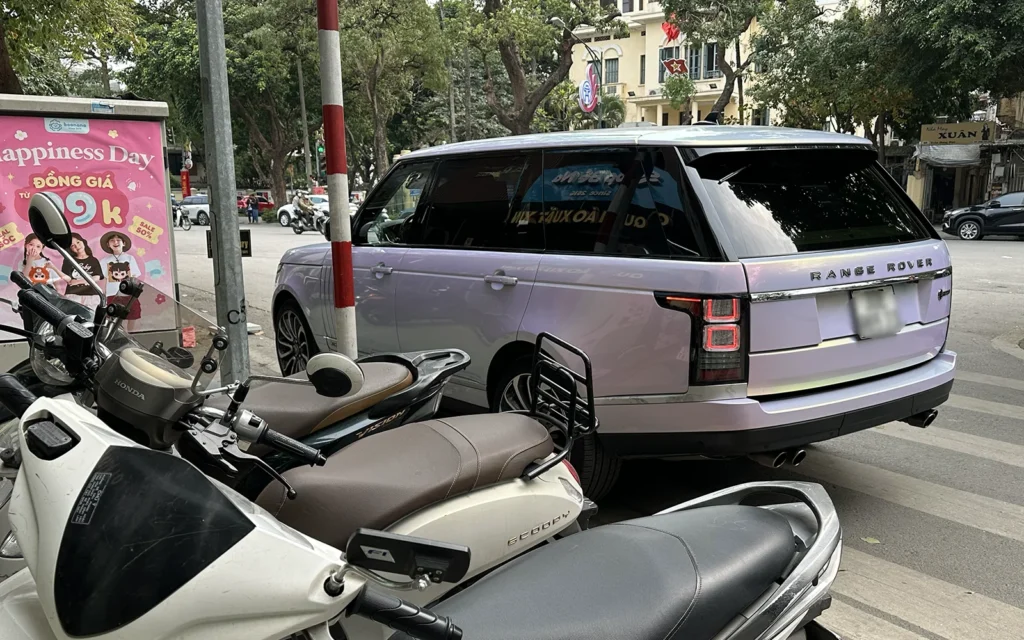 ハノイ MAROU 前でレンジローバー