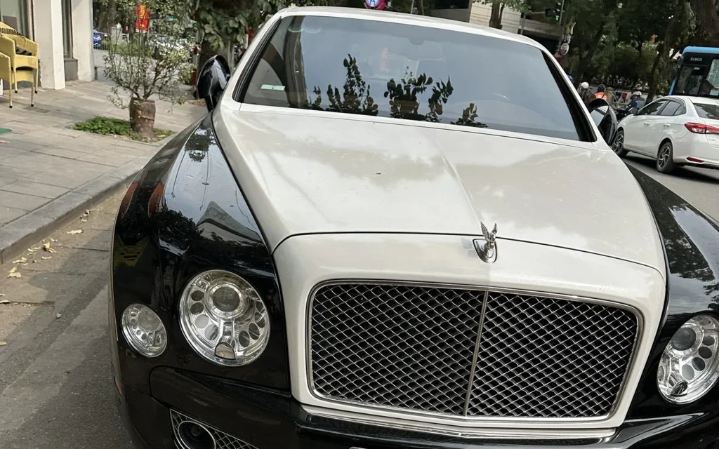 ハノイ MAROU 前でロールスロイス