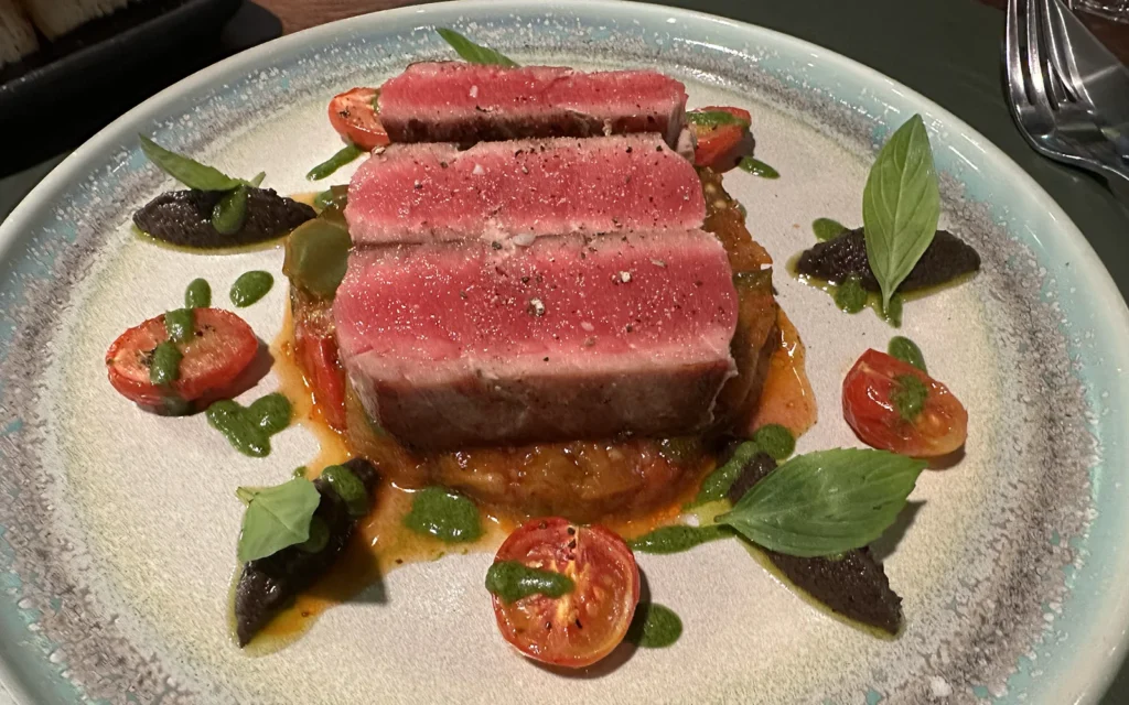 ハノイ Fabrik フレンチ マグロステーキ