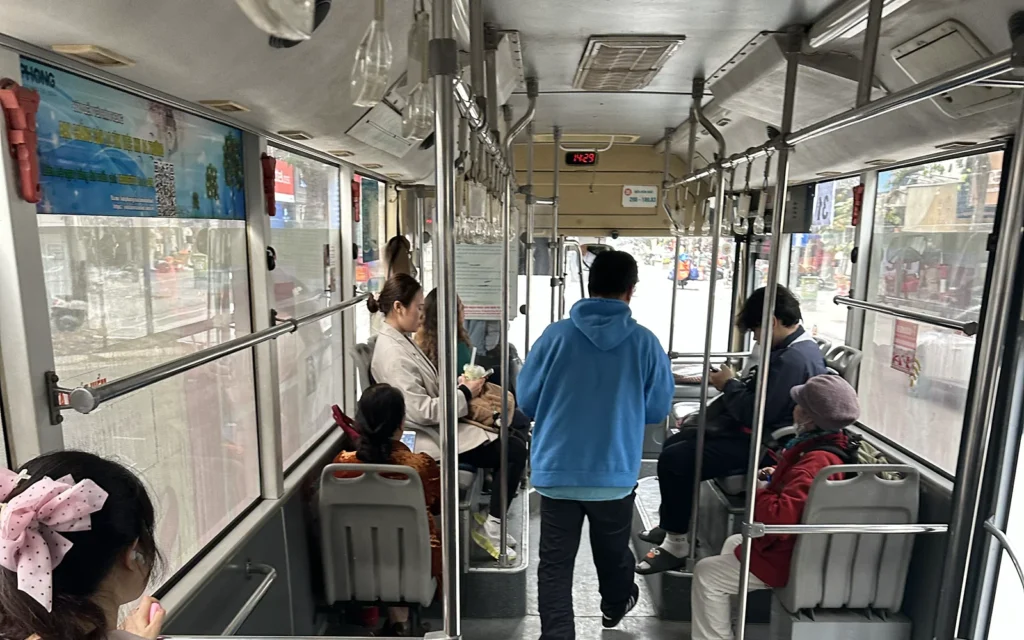 ハノイ バスに乗る